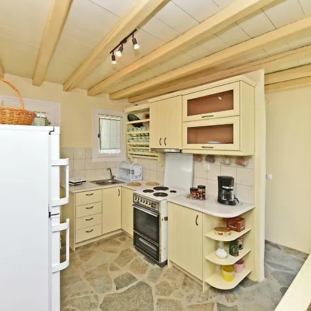 Avyes House *